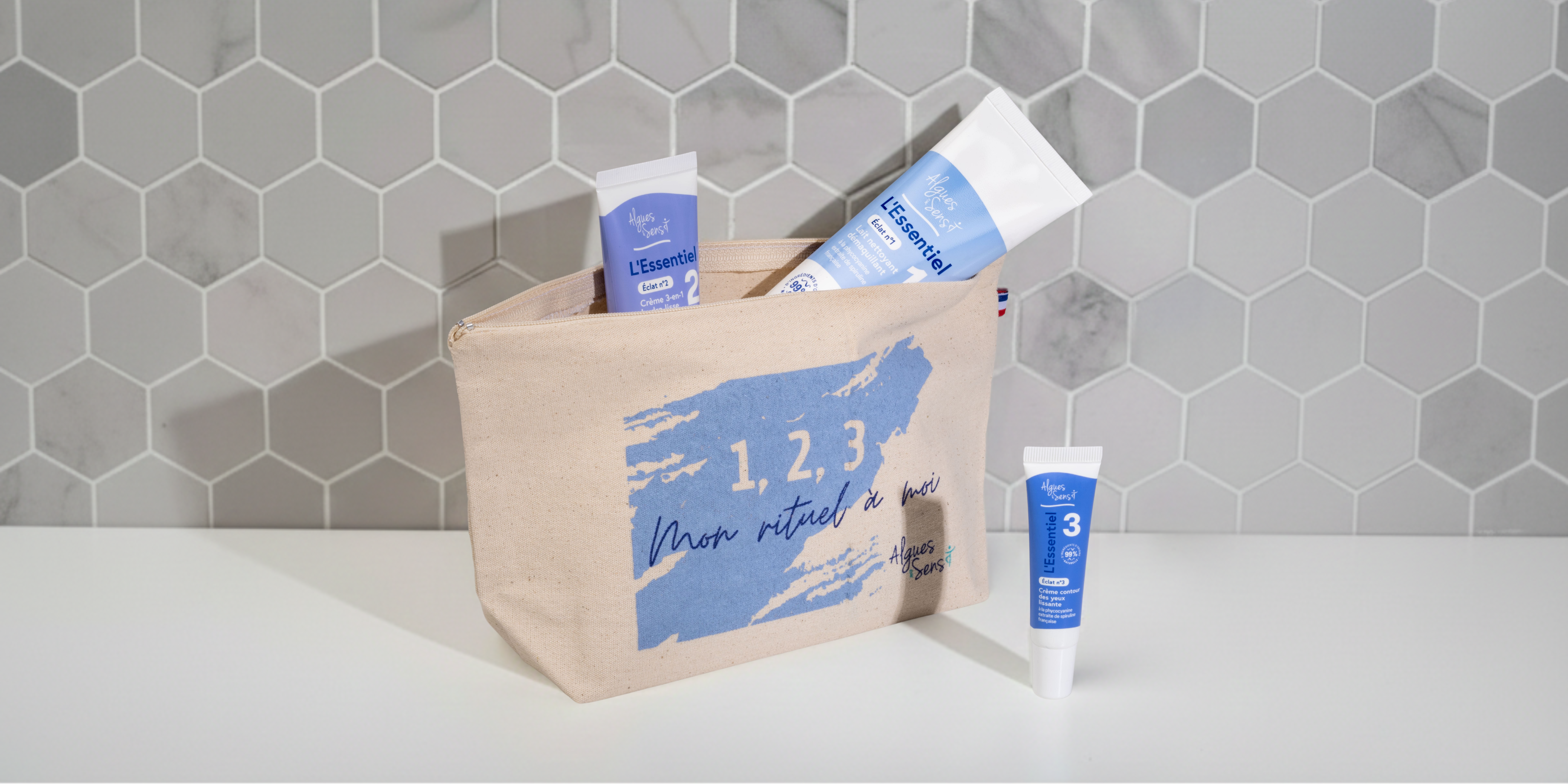 Une trousse beauté offerte pour l'achat du pack découverte cosmétique !